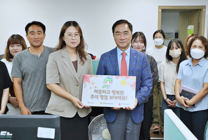 정장선 평택시장(오른쪽)이 성육보육원을 방문해 위문품을 전달하고 기념촬영을 하고 있다 / 사진제공=평택시