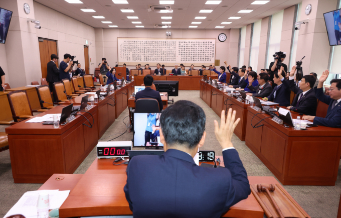 채상병 특검법과 김건희 특검법이 여당의 퇴장에도 불구하고 야당 단독으로 국회 법제사법위원회를 통과했다. 제418회 국회 정기회 제5차 법제사법위원회에서 김건희 여사 특검법 등 안건에 대한 표결을 하고 있는 모습. /사진=뉴시스