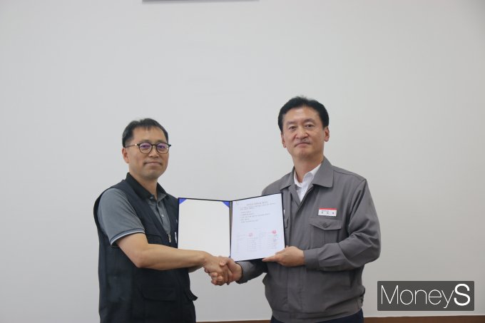 정일택 금호타이어 대표(오른쪽)와 황용필 금호타이어 노조 대표지회장이 2024년 단체교섭 조인식을 체결한 후 악수를 하고 있다/사진=금호타이어 제공.