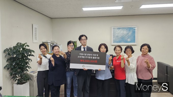 김영렬 롯데백화점 광주점 지원팀장(왼쪽 네번째)이 11일 광주 동구청에서 추석 명절을 맞아 소외계층을 위한 기부금을 전달하고 있다/사진=롯데백화점 홍보 3팀 제공.