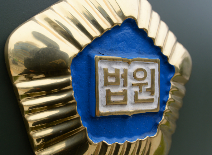 법원이 필로폰을 투약하고 여자친구의 목을 조른 뒤 흉기로 살해한 20대 남자에게 징역 22년을 선고했다. 사진은 법원 로고. /사진=뉴스1