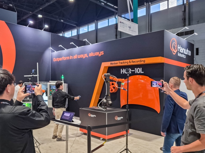 한화로보틱스가 미국 시카고 IMTS 2024 전시에서 차세대 협동로봇 HCR-10L과 모션트래킹 기술을 선보였다. /사진=한화로보틱스  