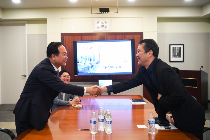 이권재 오산시장(왼쪽)이 권오형 코트라 실리콘밸리 무역관장(오른쪽)을 만나 오산시와의 파트너 협의를 하고 있다 / 사진제공=오산시