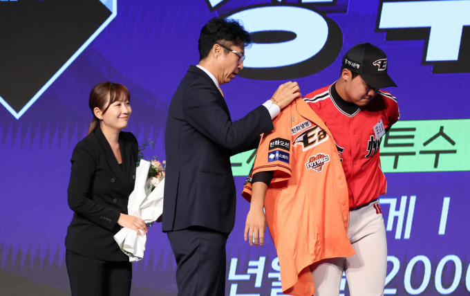 2025 신인드래프트 전체 2순위로 전주고 정우주가 한화 이글스에 뽑혔다. 사진은 11일 오후 서울 송파구 롯데호텔에서 열린 2025 KBO 신인 드래프트에서 한화 이글스에 지명(전체 2순위)을 받은 전주고 정우주. /사진=뉴시스