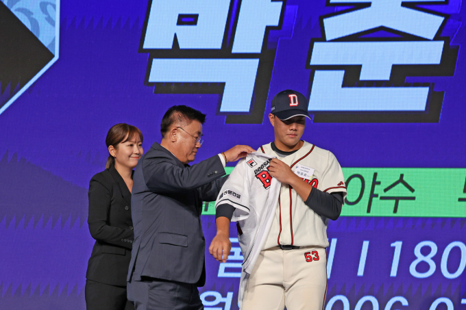 2025 신인드래프트 전체 6순위로 덕수고 박준순이 두산 베어스에 뽑혔다. 사진은 11일 오후 서울 송파구 롯데호텔에서 열린 2025 KBO 신인 드래프트에서 두산 베어스에 지명(전체 6순위)을 받은 덕수고 박준순. /사진=뉴시스