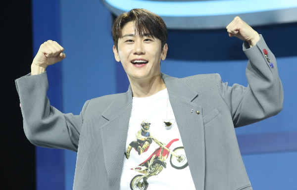 유명 트로트 가수 영탁 팬카페 '영탁앤블루스'가 희귀난치성질환을 앓는 아동을 위해 후원금을 전달했다. 사진은 지난 3일 서울 용산구 블루스퀘어 마스터카드홀에서 열린 새 미니 앨범 '슈퍼슈퍼'(SuperSuper) 발매 쇼케이스에서 인사말을 하는 영탁의 모습. /사진=뉴스1