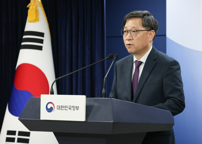 정부가 의사와 의대생만 가입이 가능한 온라인 사이트에 '국민들이 더 죽어 나가야 한다'라는 취지의 글이 게재된 것을 언급하며 유감을 표했다. 사진은 정윤순 보건복지부 보건의료정책실장이 지난 10일 서울 종로구 정부서울청사에서 응급의료 등 비상진료 대응 관련 브리핑을 하는 모습. /사진=뉴스1