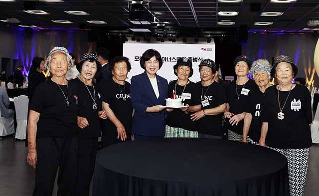 강정애 국가보훈부 장관(왼쪽 네번째)이 데뷔 1주년을 맞은 수니와칠공주를 축하하고 있다./사진제공=경북 칠곡군