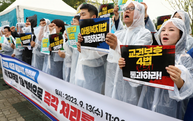교권 보호 조치 이후 교원보호위원회(교보위)에서 학부모의 교권 침해를 '방관'(조치없음) 하는 사례가 급감한 것으로 나타났다. 지난해 한국교총, 교사노조, 전교조 등 교원단체·교원노조 관계자들이 공교육 정상화를 위한 국회 입법 촉구 시위를 하는 모습. /사진=뉴시스
