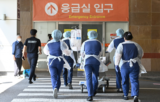 대동맥박리 진단을 받고 긴급하게 수술이 필요했던 40대 남성이 거주지 부산 인근에서 수술할 곳을 찾지 못해 서울로 이송됐다. 사진은 지난 4일 경기 수원시 아주대학교 병원에서 환자를 이송 중인 모습으로 기사와 관계 없음. /사진=뉴시스