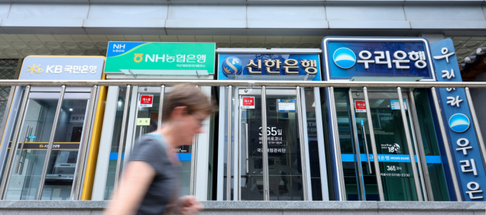  금융주가 이달 모습을 드러내는 KRX 코리아 밸류업 지수에 편입될 전망이다. 사진은 서울 시내에 설치된 시중은행 ATM 기기 모습. /사진=뉴시