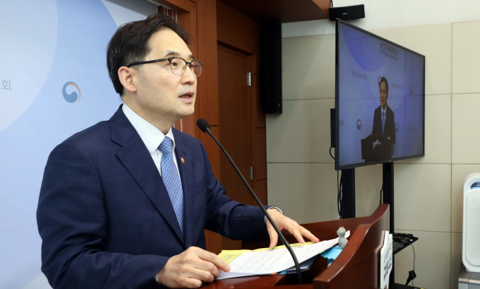 한기정 공정거래위원장이 공정거래법 개정안의 제재 대상이 4~5개 거대 플랫폼이 될 것이라고 말했다. 사진은 한기정 공정거래위원장이 지난 9일 세종시 정부세종청사에서 열린 플랫폼 공정경쟁 촉진을 위한 입법 방향에 대한 당정협의 내용을 발표하는 모습. /사진=뉴스1