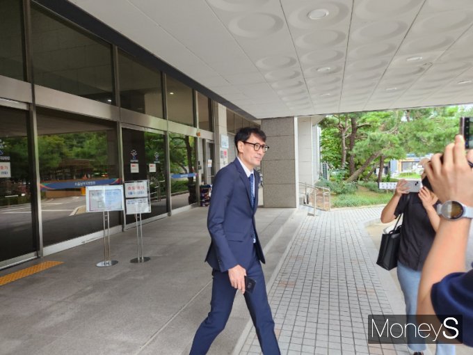 홍은택 전 카카오 대표가 11일 서울남부지법에서 'SM엔터테인먼트 시세조종' 관련 공판을 마친 후 법원을 나서고 있다. /사진=양진원 기자
