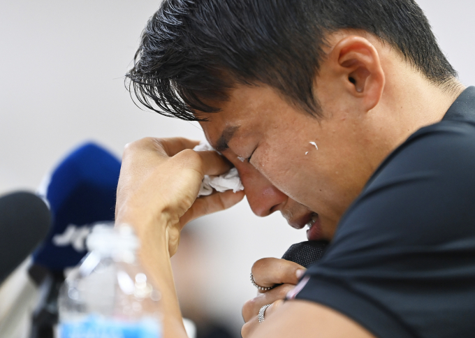축구선수 손준호가 중국 공안의 압박에 거짓 자백을 했다고 말하며 눈물을 흘렸다. 사진은 11일 경기 수원시 장안구 수원시체육회관에서 열린 기자회견에서 눈물을 흘리며 해명하는 손준호. /사진=뉴시스