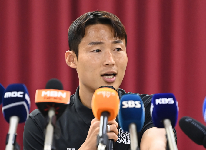 손준호는 지난 10개월 동안 중국에 구금된 채 수감 생활을 했으며 형식적 재판을 받고 한국에 돌아왔다고 해명했다. 사진은 11일 경기 수원시 장안구 수원시체육회관에서 열린 기자회견을 진행 중인 손준호. /사진=뉴스1