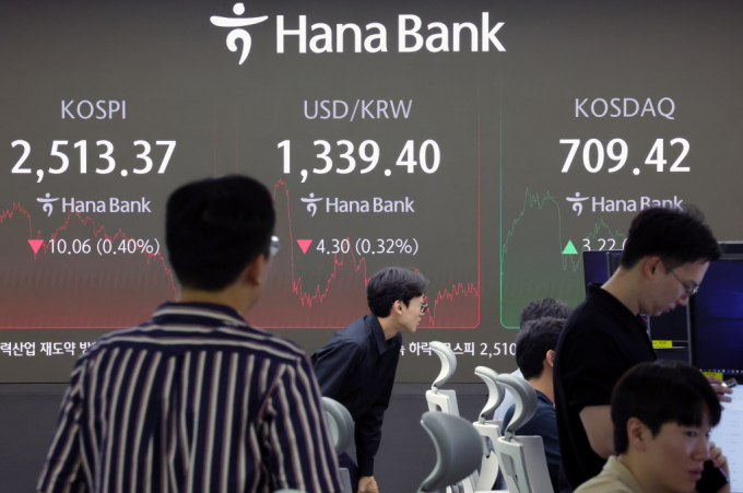  11일 오후 서울 중구 하나은행 본점 딜링룸 전광판에 증시 종가가 표시되고 있다. 이날 코스피 지수는 전 거래일 대비 10.06p(0.40%) 내린 2,513.37, 코스닥 지수는 3.22p(0.46%) 오른 709.42로 장을 마감했다./사진=뉴스1