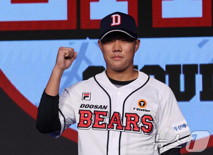 11일 오후 서울 송파구 롯데호텔 월드에서 열린 ‘2025 KBO 신인 드래프트’에서 두산 1라운드 6순위로 지명된 박준순(덕수고)이 포즈를 취하고 있다. 2024.9.11/뉴스1 ⓒ News1 장수영 기자