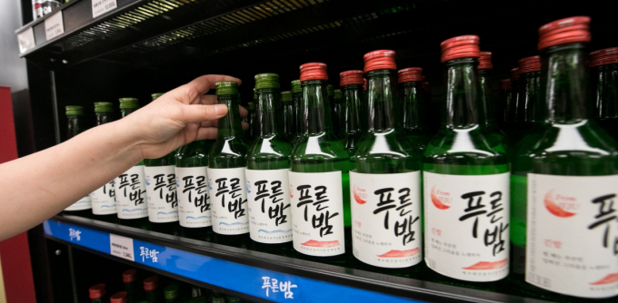 오비맥주가 제주소주를 인수한다. 서울 중구 신세계백화점 본점 지하 마트에 제주소주의 '푸른밤' 소주가 진열돼 있다. /사진=뉴스1