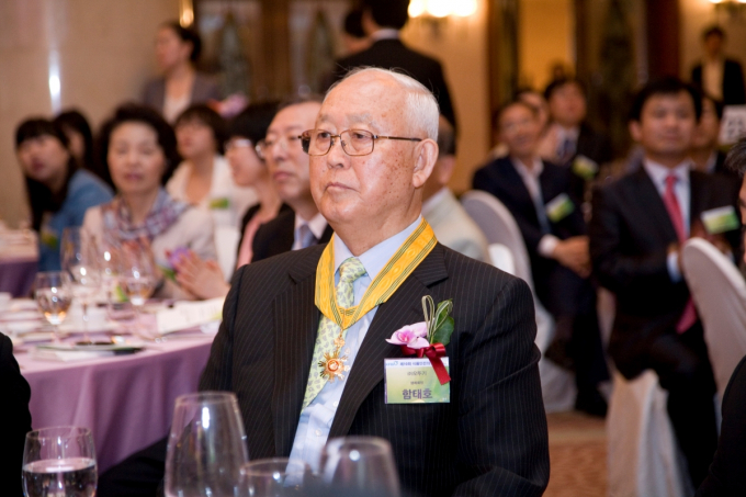 함태호 오뚜기 명예회장이 2011년 제10회 식품안전의 날 행사에 참석했다. 이날 함 명예회장은 식품산업 발전과 사회 공헌에 기여한 공로로 국민훈장 동백장을 받았다. /사진=오뚜기
