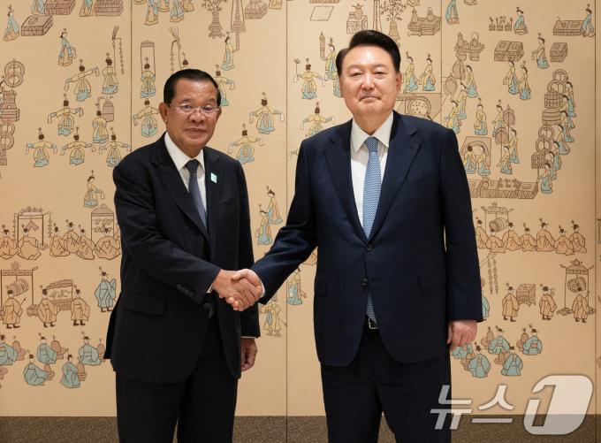 윤석열 대통령이 11일 용산 대통령실 청사에서 방한한 훈 센 캄보디아 상원의장을 접견, 악수를 하고 있다. (대통령실 제공) 2024.9.11/뉴스1 ⓒ News1 송원영 기자