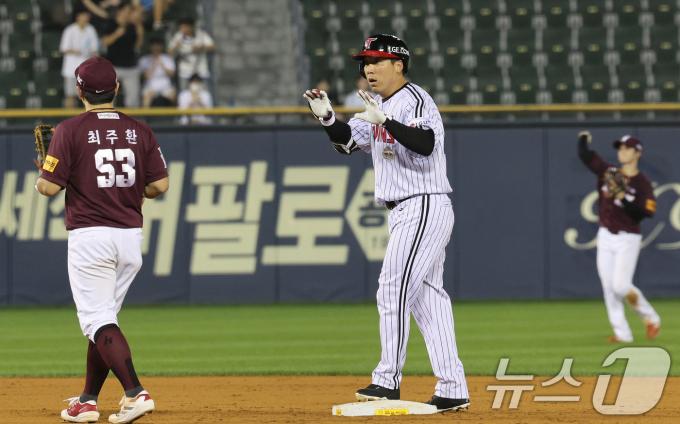 [사진] 연속 2루타로 점수 뽑아내는 LG