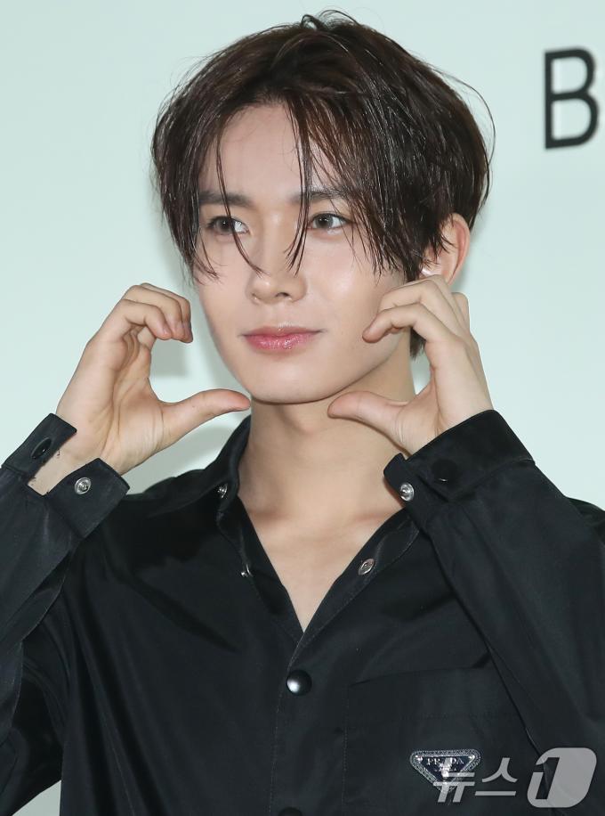 [사진] 희승, 볼 하트 왕자님