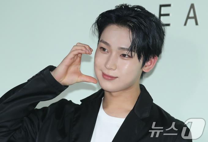 [사진] 선우, 말랑말랑 볼 하트