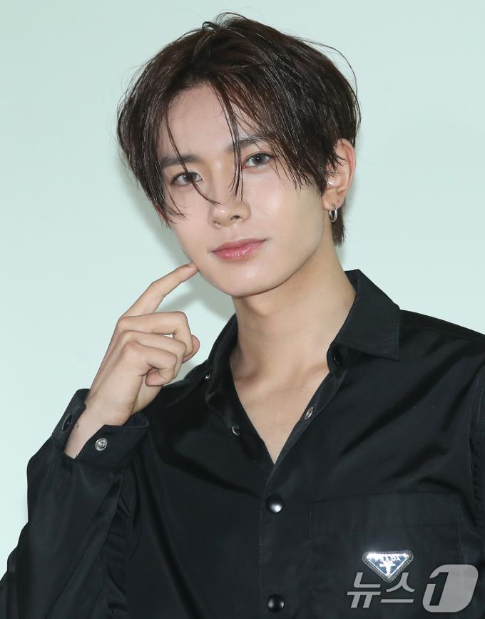 [사진] 엔하이픈 희승, 볼 콕 플러팅