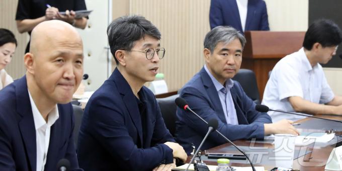 [사진] 출입기자단 질문에 답하는 김완섭 환경부 장관