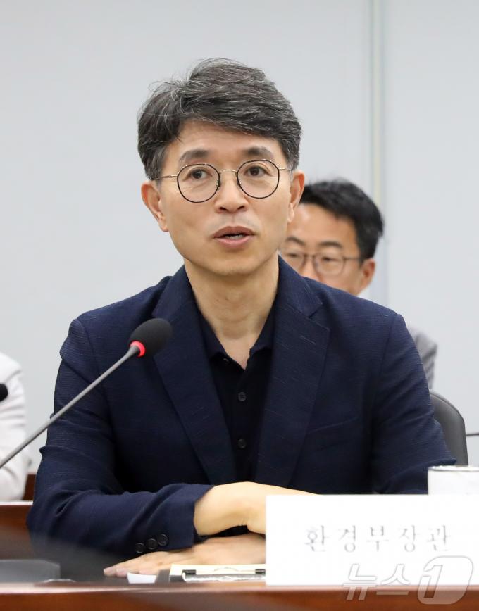 [사진] 환경부 현안 설명하는 김완섭 장관