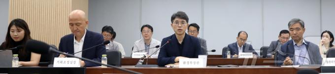 [사진] 환경부 현안 설명하는 김완섭 장관