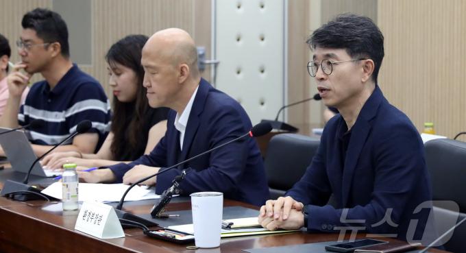 [사진] 출입기자단 질문에 답하는 김완섭 환경부 장관
