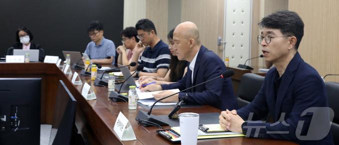 [사진] 출입기자단 질문에 답하는 김완섭 환경부 장관