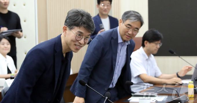 [사진] 인사하는 김완섭 장관