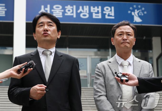 류화현 위메프 대표(왼쪽)와 류광진 티몬 대표가 서초구 서울회생법원에서 열린 티몬·위메프 회생절차 협의회를 마치고 법원을 나서며 입장을 밝히고 있다. 2024.8.13/뉴스1 ⓒ News1 박세연 기자
