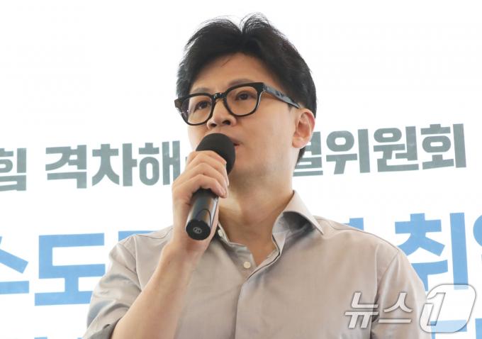 한동훈 국민의힘 대표가 11일 부산 금정구 부산대학교 인근 한 카페에서 '수도권-비수도권 청년 취업격차 대책 마련 대학생 간담회'를 하고 있다. 2024.9.11/뉴스1 ⓒ News1 윤일지 기자