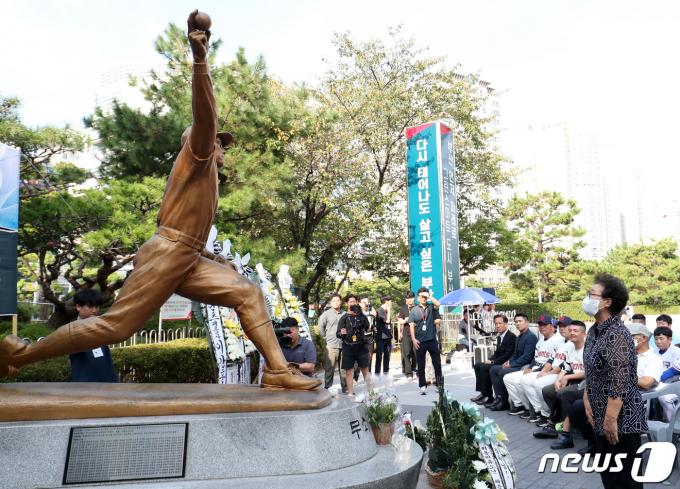12일 오후 부산 사직야구장 최동원 동상 앞에서 열린 고(故) 최동원 선수 12주기 추모행사에서 모친 김정자 여사가 헌화하고 있다. 2023.9.12/뉴스1 ⓒ News1 윤일지 기자