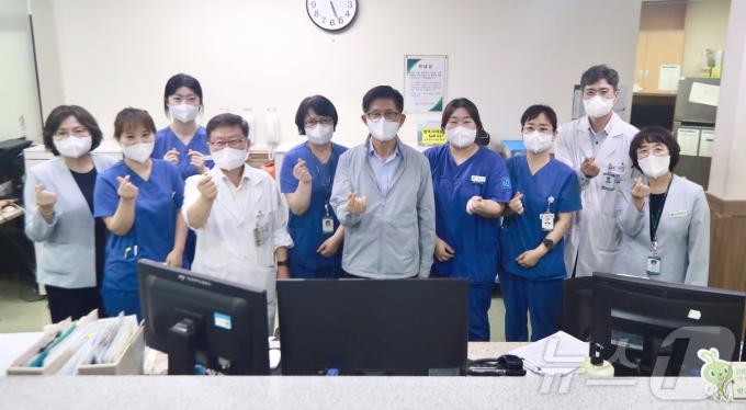 [사진] 근로복지공단 안산병원 의료진 격려하는 김문수 노동부 장관