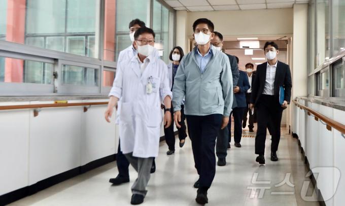 [사진] 추석 연휴 응급실 상황 점검하는 김문수 노동부 장관