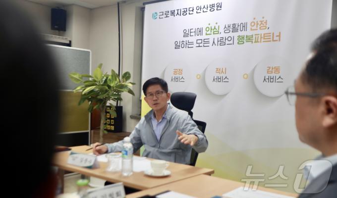 [사진] 김문수 노동부 장관, 추석 연휴 산재병원 응급실 상황 점검