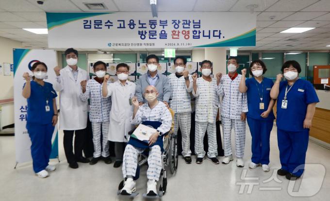 [사진] 산재환자 위문하는 김문수 노동부 장관