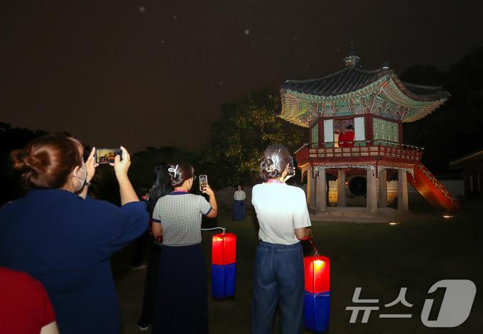 [사진] 대금 연주 관람하는 '창덕궁 달빛기행' 참가자들