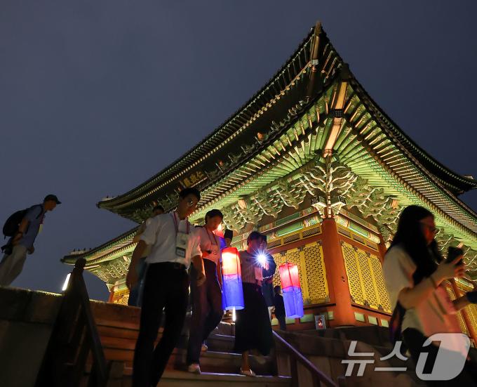 [사진] 궁내 둘러보는 '창덕궁 달빛기행' 참가자들