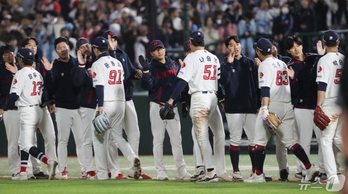 8일 오후 부산 사직야구장에서 열린 '2024 신한 SOL 뱅크 KBO리그' 롯데 자이언츠와 한화 이글스의 경기에서 6대 1로 승리한 롯데 선수들이 자축하고 있다. 2024.5.8/뉴스1 ⓒ News1 윤일지 기자
