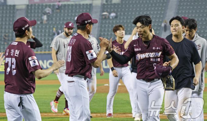 [사진] '싹쓸이 결승타' 송성문 승리 일등공신