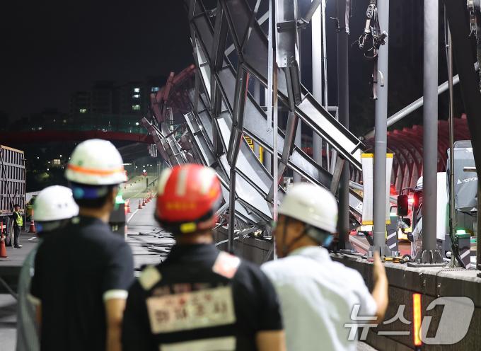 [사진] 동부간선도로에서 방음 터널 구조물 붕괴...2명 경상