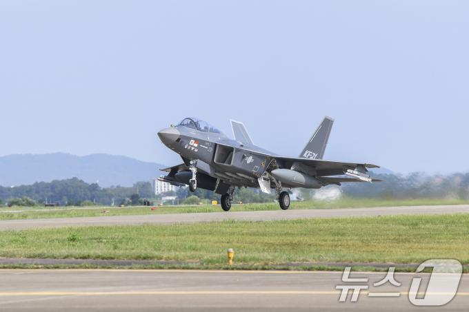 한국형 초음속 전투기 KF-21 '보라매'가 지난 4일 오전 공군 서산기지 활주로에서 이륙하고 있다. (공군 제공) 2024.9.5/뉴스1