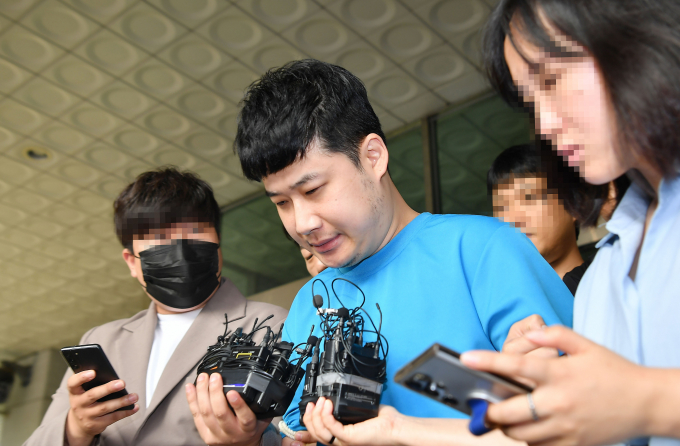 서울 신림역 인근에서 흉기를 휘둘러 4명의 사상자를 낸 혐의를 받는 조선(34)에 대한 대법원의 판단이 12일 결정된다. 사진은 조선이 지난해 7월28일 서울 관악구 서울관악경찰서에서 검찰로 송치되는 모습. /사진=뉴시스(공동취재사진) 