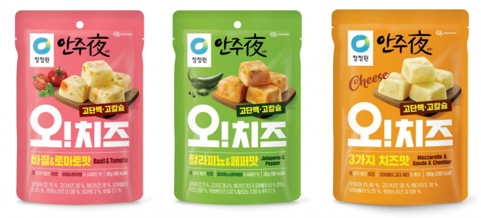 대상 청정원의 안주 가정간편식 브랜드 '안주야(夜)'가 치즈와 오징어 통살이 만난 영양안주 '오!치즈' 3종을 선보인다. 바질&토마토맛, 할라피뇨&페퍼맛, 3가지 치즈맛 총 3종이다. /사진=대상