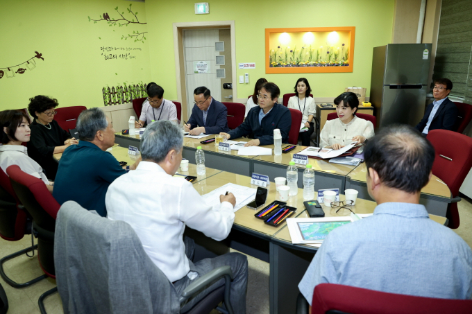 이동환 고양특례시장(중간줄 오른쪽 두번째)이 11일 목암마을 주민들과 한국전력공사가 추진 중인 동두천-양주 송전선로와 관련해 대화를 하고 있다. / 사진제공=고양특례시